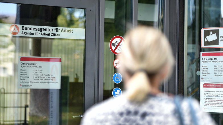 Klingeln zwecklos: Die Arbeitsagentur in Zittau ist für Besucher geschlossen.