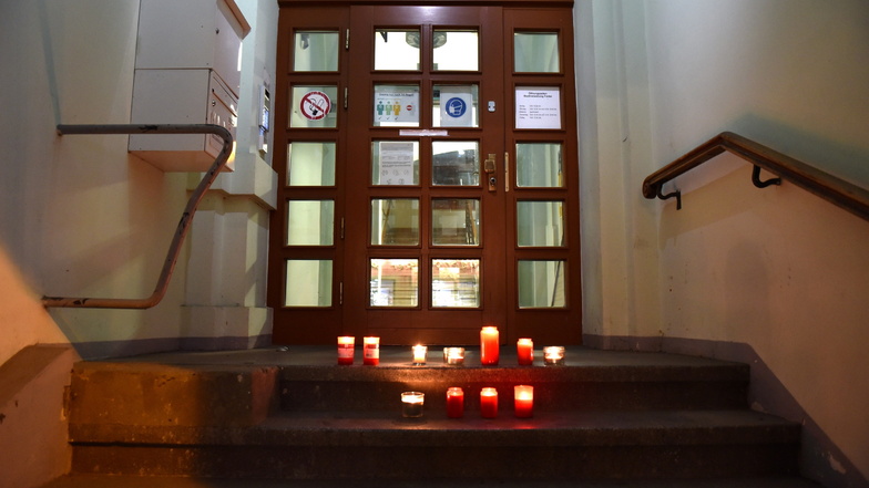 Am frühen Montagabend stellten Freitaler auf die Rathaustreppe in Potschappel Kerzen.