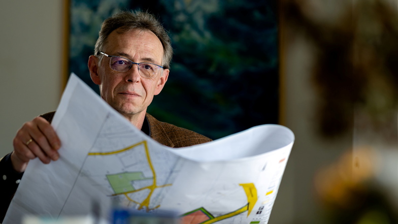 Pläne für den neuen Wohnbaustandort im Süden Bischofswerdas: WuB-Geschäftsführer Andreas Wendler freut sich, dass nach Ostern die Erschließung beginnen kann.