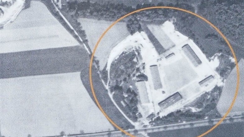 Luftbild vom KZ-Außenlager Mockethal-Zatschke: Oben verläuft die Bahnlinie nach Lohmen, unten die Lohmener Straße, wo heute das Kaufland steht.