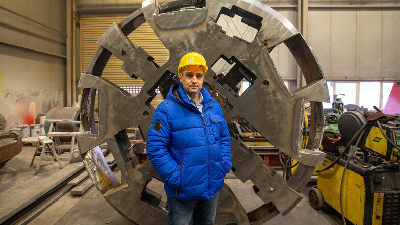 Vor so einem Teil einer Tunnelbaumaschine wirkt Roex-Geschäftsführer Matthias Gruseck recht klein.