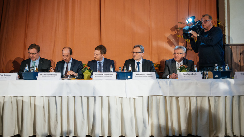 Uwe Grosser, Helmar Rendez, Michael Kretschmer, Waldemar Locke und Reinhard Bork (vlnr) unterzeichnen  in Mühlrose den Vertrag zur Umsiedlung des Dorfes.