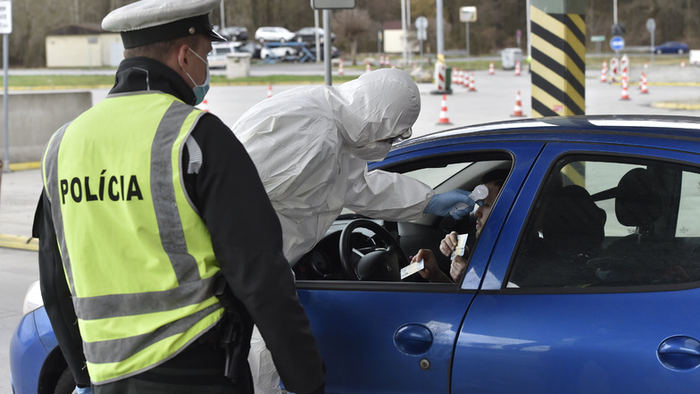 Polizist mit Mundschutz: Dieses Foto stammt von der slowakischen Grenze, wo Beamte am Dreiländereck mit Tschechien und Österreich die Körpertemperatur von Einreisenden kontrollieren. Auch Riesaer Beamte tragen jetzt bei Fahrzeugkontrollen im Einzelfall Mu