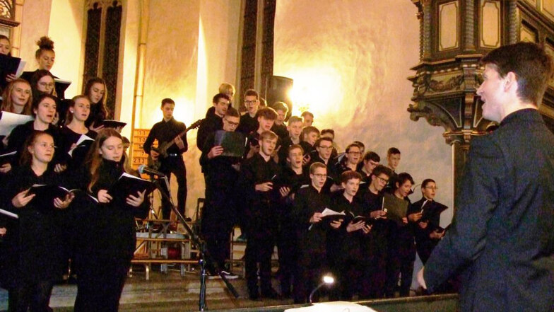 Über 70 Gymnasiasten und ein Chorleiter: Die Heidenauer begeistern ihre Zuhörer.