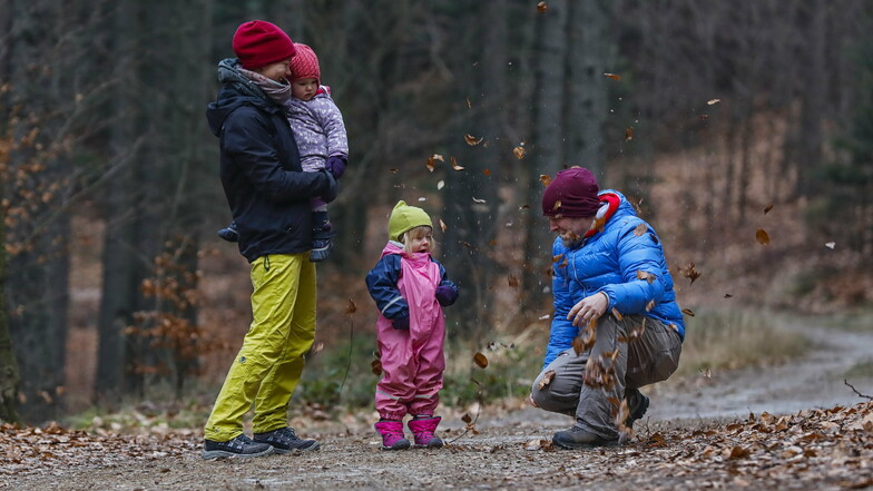 Eine Familie macht einen Neujahrsspaziergang im Zittauer Gebirge.