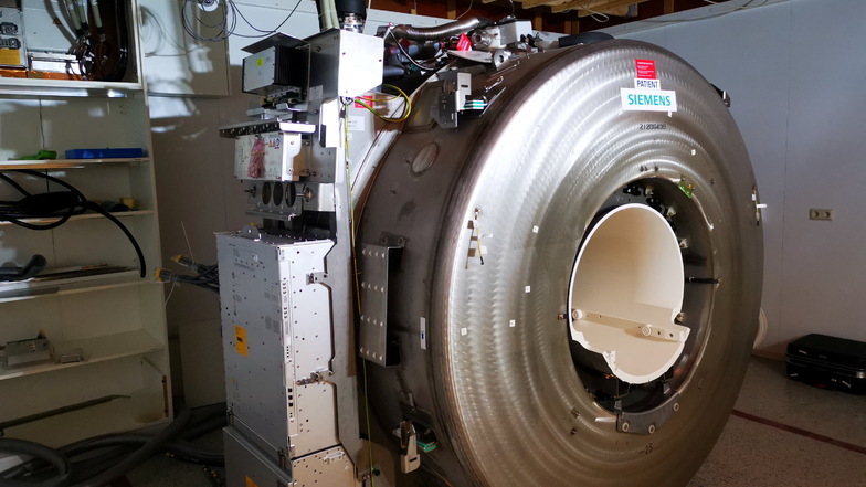 So sieht es im Inneren des Magnetresonanztomographen aus, mit dem kreisrunden Magneten als Herzstück der Anlage.