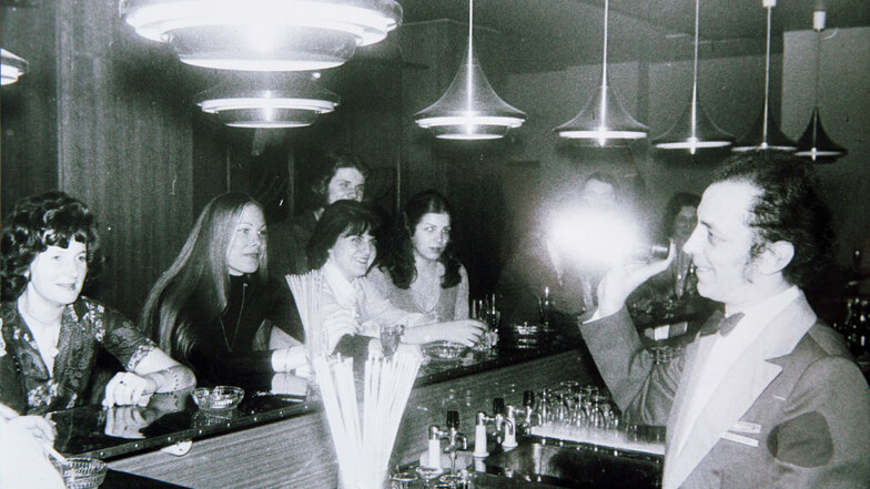 So sah es zu DDR-Zeiten in der Kakadu-Bar aus. Wer am Tresen Platz nehmen konnte, hatte gut lachen. Die Plätze in der Bar waren heiß begehrt.