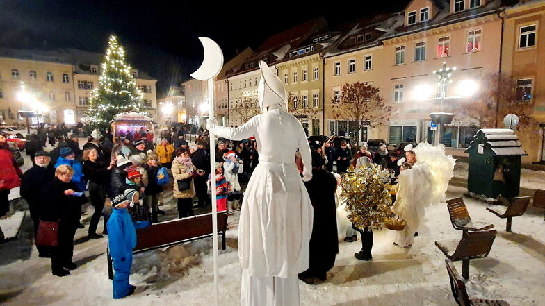 Die Engelparade hat mittlerweile schon Tradition in Kamenz. Durch die kurze Adventszeit fällt 2023 alles auf den 3. Advent - parallel läuft das 18. Märchenhafte Adventsspectaculum am Malzhaus am 16. und 17. Dezember 2023.