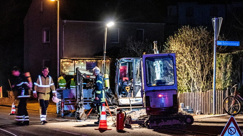Ein Baggerbiss an der Hauptstraße in Niederstriegis löst am Mittwochabend einen Feuerwehreinsatz aus.