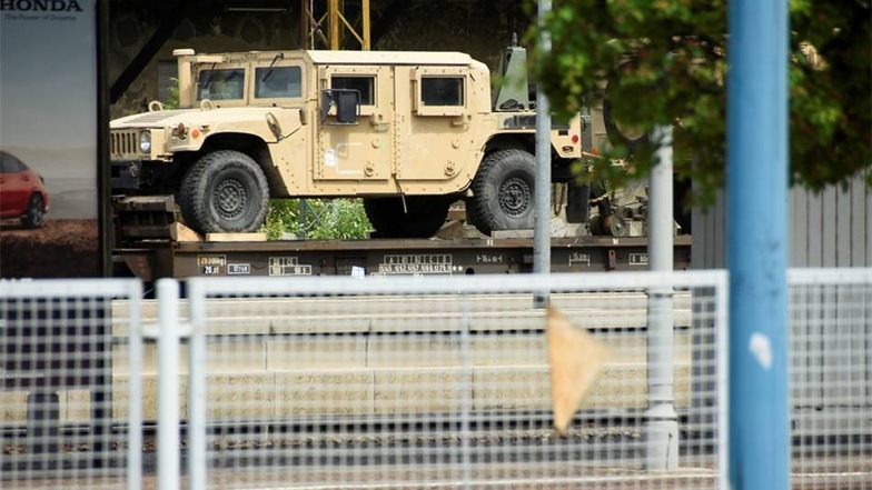 Auch Humvee-Jeeps rollten am Dienstag durch das Bahnhofsgelände in Riesa.