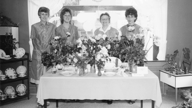 Monika Stephan (2.v.l.) 1984 mit ihren Kolleginnen im frisch renovierten Konsum-Geschäft an der Kesselsdorfer Straße.