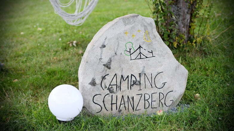 Nicht zu übersehen: Am Schanzberg in Oberseifersdorf ist Camping möglich. Die Anlage hat sich in den vergangenen Jahren gut etabliert.