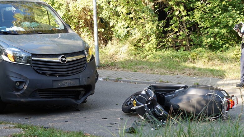 Auf der Fichtestraße kollidierten ein Opel Kleintransporter und eine Vespa frontal.