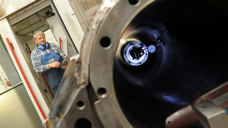 Die Firma Kreisel GmbH Krauschwitz trifft die Sanktionen gegen Russland. Exporte in das Land entfallen. Das Foto zeigt eine mechanische Bearbeitung an der Fahrständer-Fräsmaschine Area.