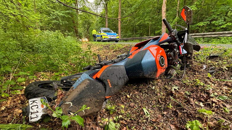 Unfall zwischen Grumbach und Tharandt: Eine Motorradfahrerin war auf vermutlich nasser Fahrbahn gestürzt.
