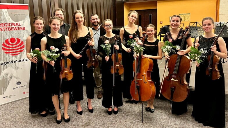 Das Oktett mit Streicherinnen aus Görlitz und dem Oberland schnitt beim Bundeswettbewerb Jugend musiziert "mit sehr gutem Erfolg" ab. Lehrer sind Dalibor Tuz und Leon Szostakowski (3. u. 5. von links).