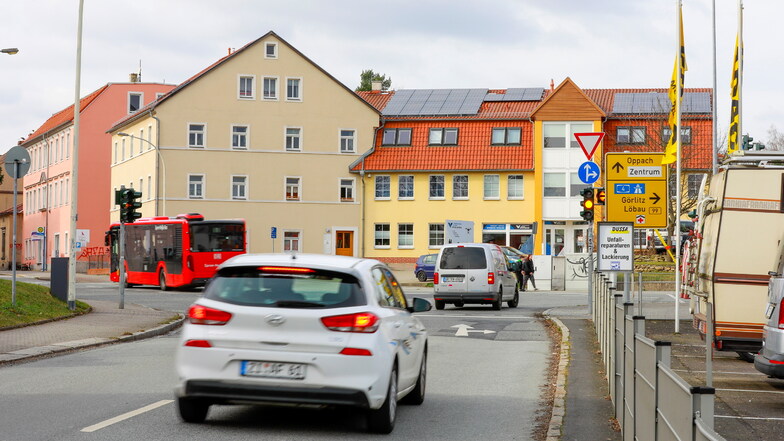 Viel Rot, kurz Gelb, wenig Grün: Wer an der Ampel an der Brückenstraße bei der Buttighaus-Kreuzung in Zittau steht, muss Geduld mitbringen.