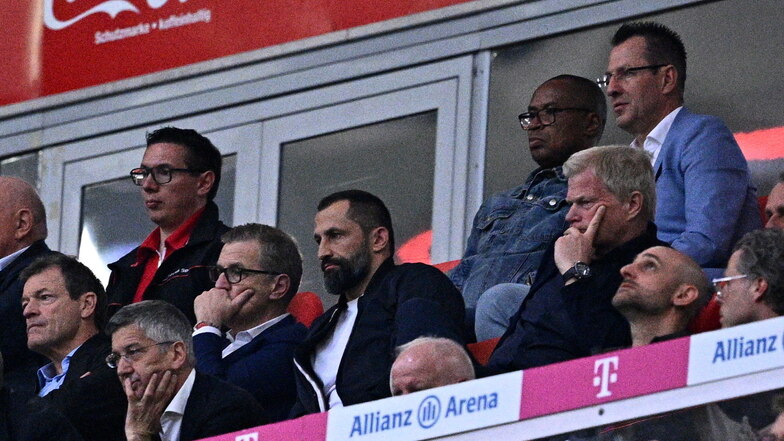 Münchens Vorstandsvorsitzender Oliver Kahn (r-l) und Münchens Sportvorstand Hasan Salihamidzic nach dem 1:3. Foto: