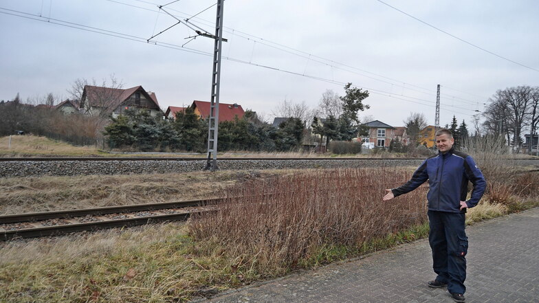 Hier muss das Trinkwasser durch: Lampertswaldes Bürgermeister René Venus an der Cottbuser Bahnstrecke.