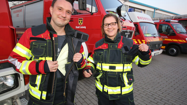 Roy Zaspel und Tina Taube in der neuen Einsatzkleidung der Leisniger Feuerwehr. Mit einer Unterziehjacke wird dem Wunsch der Nutzer entsprochen, flexibler auf die Witterung reagieren zu können.
