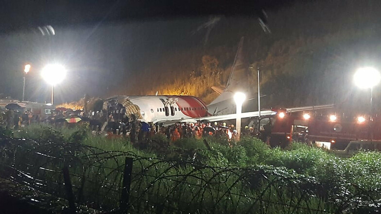 Die Air-India-Express-Maschine ist bei der Landung über die Landebahn hinaus geschossen und anschließend in zwei Teile zerbrochen.