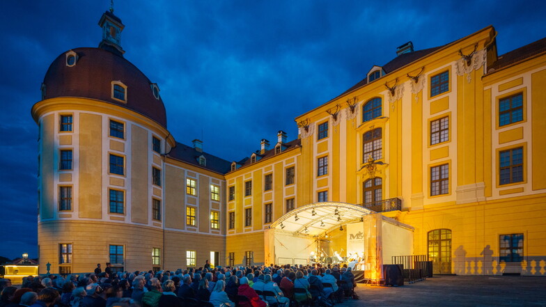Blaue Stunde am Schloss Moritzburg. Hier soll am 16. August im Rahmen des Moritzburg-Festivals ab 22 Uhr dann der "Sommernachtstango" stattfinden.
