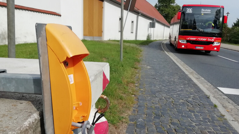Eine Ampel soll provisorisch für mehr Schulwegsicherheit im Großröhrsdorfer Ortsteil Bretnig sorgen. Doch sie wurde schon zum dritten Mal beschädigt.