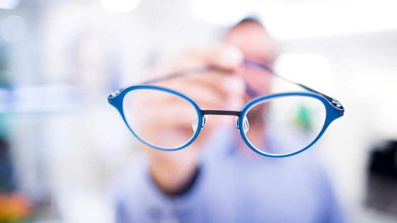 Große Optiker-Ketten patzen bei Anpassung und Sehtests