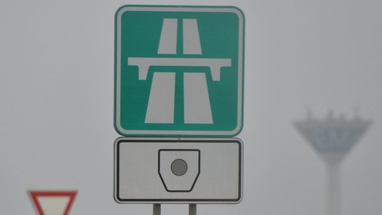 Das Verkehrsschild für Vignettenpflicht. Wer keine Plakette hat, muss vorher runter von der Autobahn.
