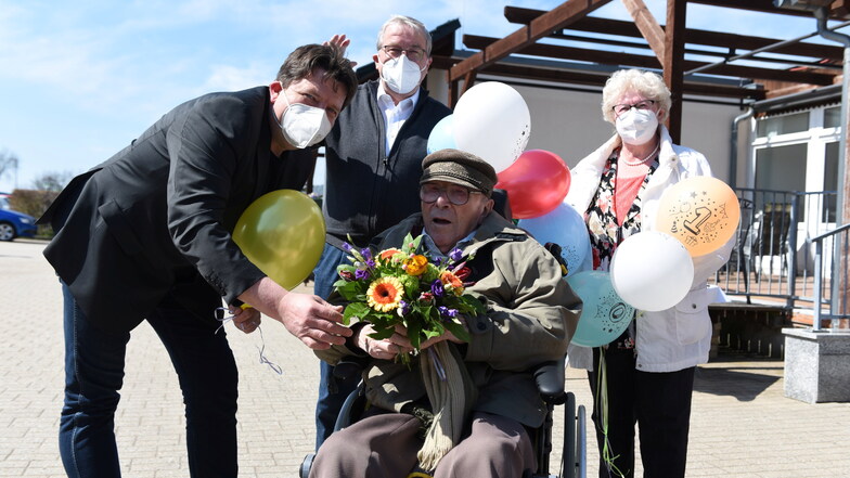 Werner Seidel aus dem Pflegeheim Schönerstädt (dritter von links) ist am Dienstag 100 Jahre alt geworden. Zum Geburtstag gab es Blumen vom Bürgermeister (links) und eine Torte vom Sohn Andreas mit Frau (zweiter von links).