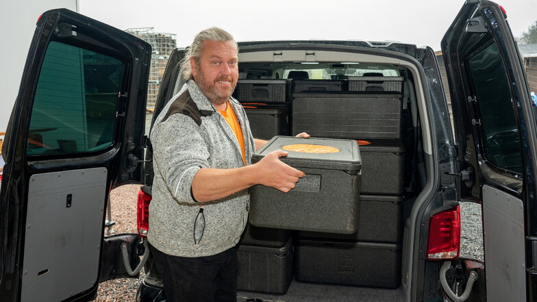 Firmenchef Reiko Wagner bringt das Essen in Warmhalteboxen auf die Baustelle.