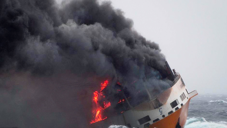 Das Containerschiff "Grande America" steht in Flammen im Golf von Biskaya vor der Westküste Frankreichs.