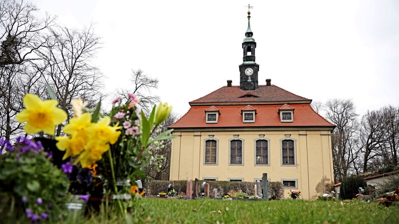 Die ehemalige Schlosskapelle Tiefenau ist seit 1948 eine Kirche, nachdem sie von der Landeskirche Sachsen aus dem Privatbesitz der früheren Schlossherren übernommen wurde.