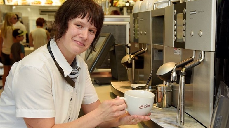 Katja Müller sorgt im Mc Café dafür, dass es sich die Gäste bei Kaffee und Kuchen gemütlich machen können.
