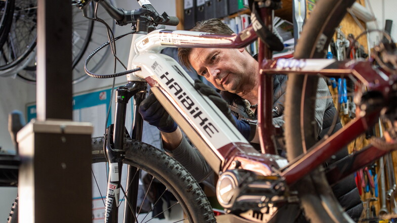 René Barthel repariert und verkauft in Pirna Fahrräder. Den Bedarf an E-Bikes kann er kaum decken. Kürzlich hat er ein Fahrrad ausgeliefert, das der Kunde im Oktober 2020 bestellt hat.