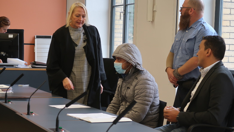 Verteidigerin Katja Reichel spricht zum Prozessauftakt mit ihrem Mandanten Ayham I. Der 24-jährige Angeklagte soll in Dresden und Pirna mit Marihuana gehandelt haben.