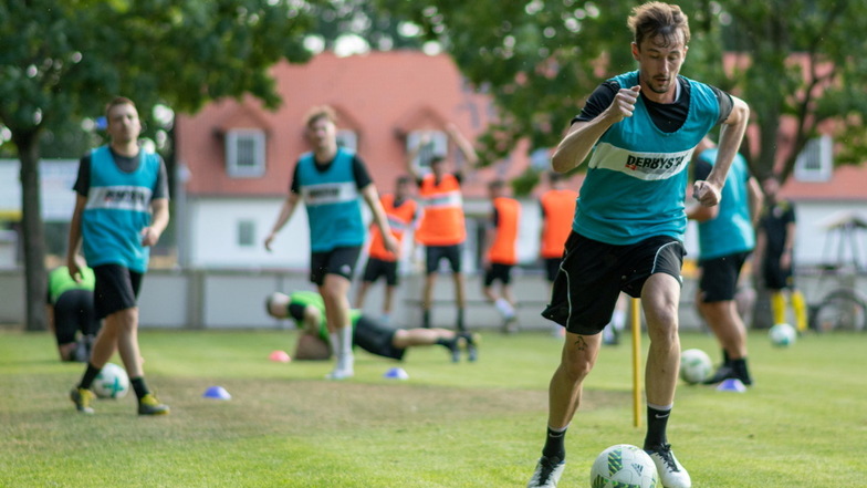 Mittelfeldspieler Franz Häfner von Einheit Kamenz (am Ball) trainiert bereits beim Großenhainer FV.