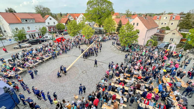 Hunderte feiern Maibaumstellen in Weinböhla