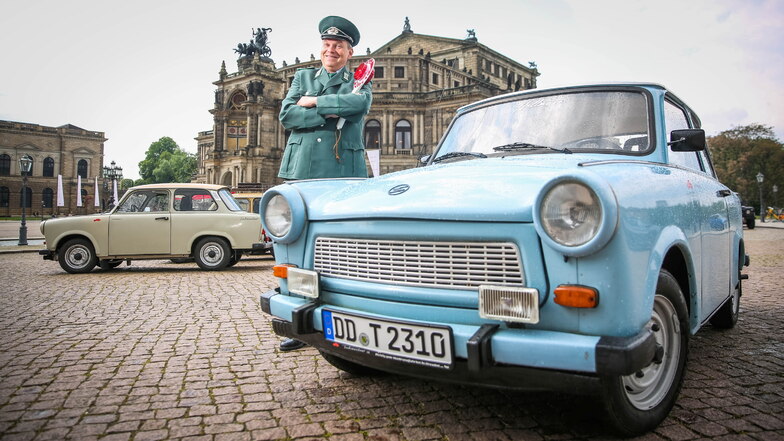 Die Trabinauten bieten Trabant-Touren durch Dresden und die Sächsische Schweiz an. Dabei kann man sich auch einer humorvollen Kontrolle eines Volkspolizisten unterziehen, der von Schauspieler Andreas Hüttner gemimt wird.