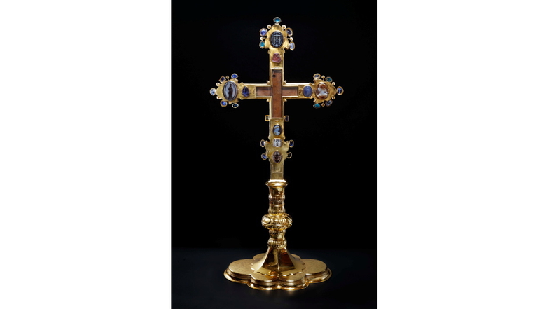 Goldenes Böhmisches Reliquienkreuz, genannt Krönungskreuz, Prag, 1360-1370er Jahre