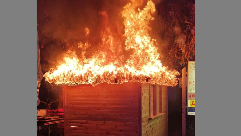 Imbisshütte brennt in der Dresdner Neustadt