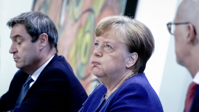 Angela Merkel (M, CDU) will am Mittwoch mit den Ministerpräsidenten neue Lockerungsschritte beraten. Zahlreiche Länder sind aber schon vorgeprescht.