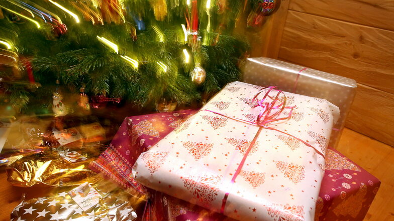Mit Geschenken und einem kleinen Fest im Freien wollte sich der Kinderschutzbund in Kamenz bei Mädchen und Jungen für das Schmücken von Weihnachtsbäumen bedanken. Doch die Polizei löste die Veranstaltung auf.