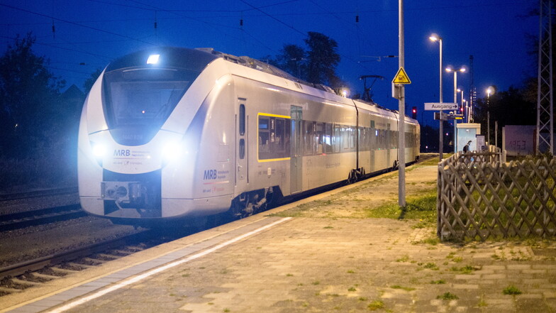 Ein Zug der Mitteldeutschen Regionalbahn wartet abends am Bahnhof in Gröditz. Die GDL hat die Tarifgespräche für gescheitert erklärt, neue Streiks drohen.