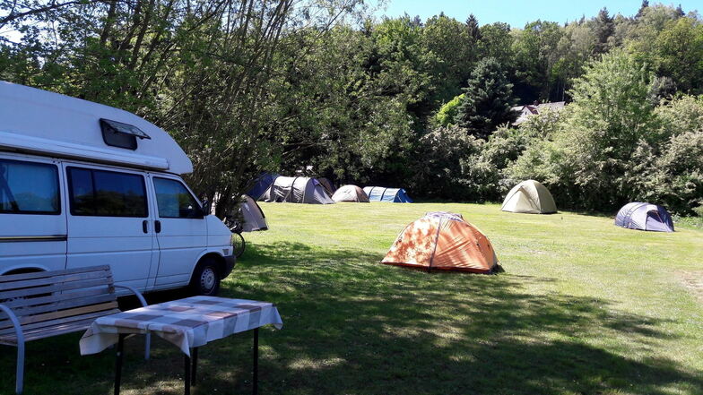 Ob kleines Zelt oder großer Camper: Auf dem Naturcampingplatz Bahra finden alle Platz, wenn er denn wieder öffnen darf.