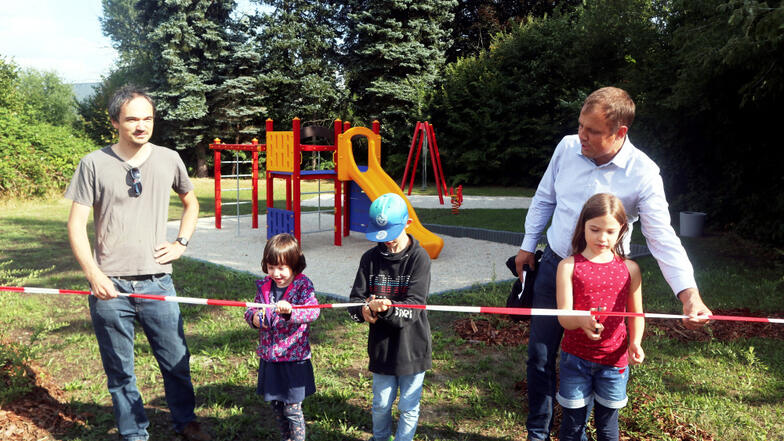 In der Hoyerswerdaer Altstadt freuen sich Kinder und Eltern über einen neuen Spielplatz. An der Korla-Awgust-Kocor-Straße errichtete ihn der Bauhof der Stadt seit Juni.
