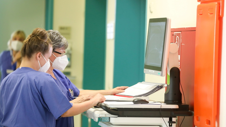 Zur morgendlichen Visite nutzen Ärzte und Schwestern neben den Patientenakten auch digitale Technik.