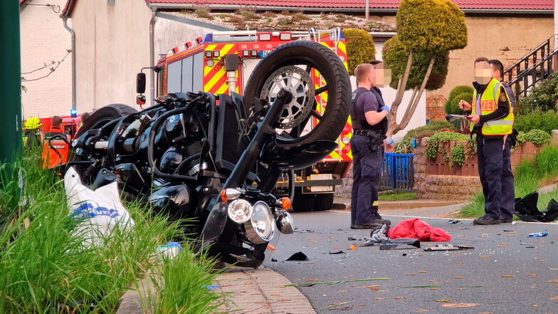 Ein Motorradfahrer ist am Sonnabendabend in Mockritz mit einer Feuerwehr zusammengestoßen.