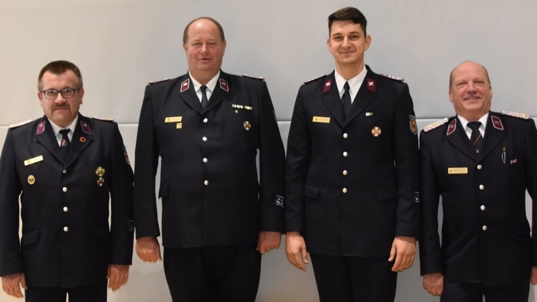 (V.l.n.r.) Maik Wähler, Frank Ricklin, Florian Wehner und Michael Beecken genießen auch weiterhin das Vertrauen der Feuerwehren im Landkreis Meißen.