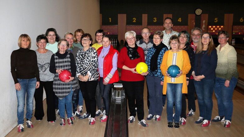 Die ehrenamtlichen Palliativhelfer mit Riesas OB beim Bowling im Riesaer "Olympia".
